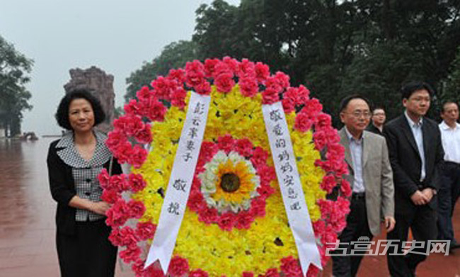 图为2010年6月，彭云一家向烈士公墓敬献花篮。