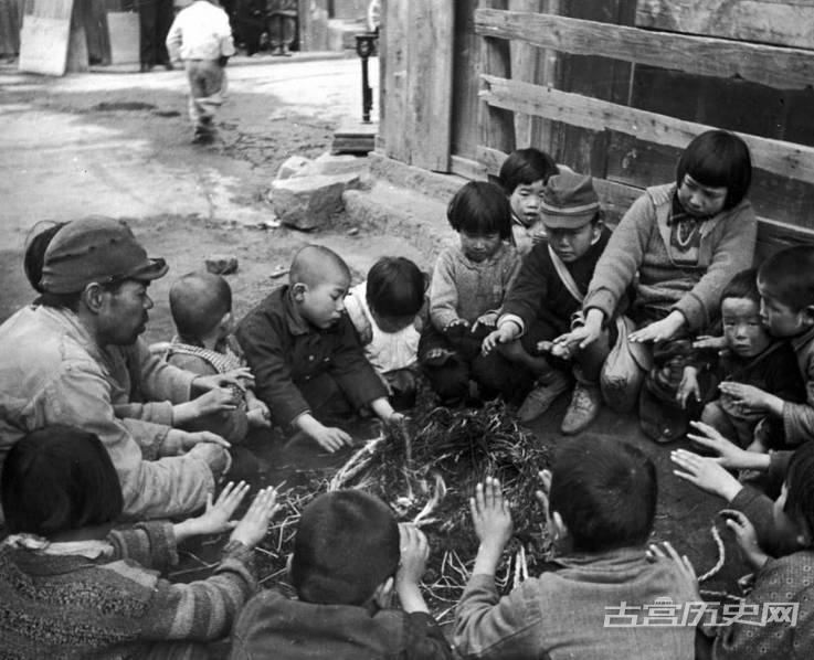 二战结束后，一群其中大部分是无家可归的儿童，在广岛郊外他们烤火取暖。日本广岛 1945年9月。