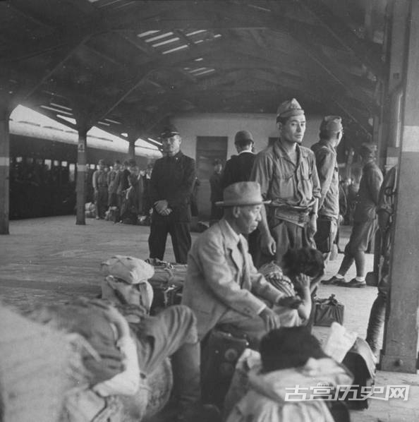 铁路平台上的士兵和平民等待登上东京快车。