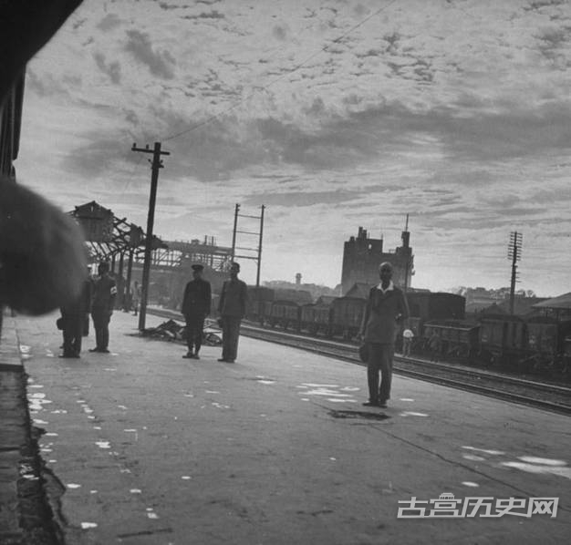 战后初期，日本皇室余威犹在，图为在铁路上平台人们恭敬虔诚的注意皇室火车经过。地点：日本静冈县。