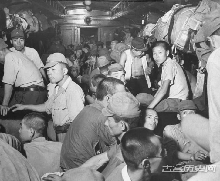 在拥挤的三等车厢里复原士兵们等待着回家。