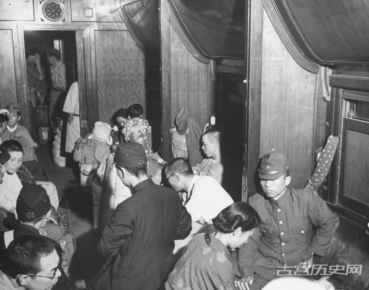 在火车二等车厢拥挤的军官和平民，和更加拥挤不堪的三等车厢里的士兵比起来，军官们淡定的表情，好像暗示着日本传统的等级观念依然将继续下去。