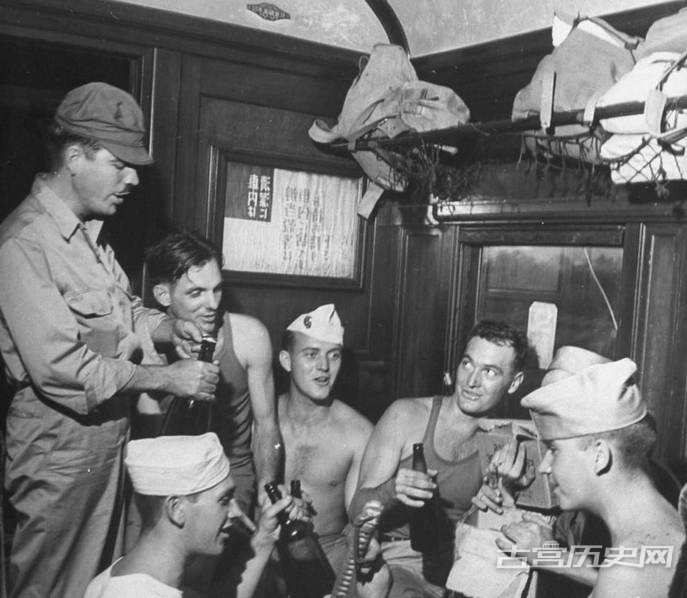 等车厢内的美国大兵正惬意的享受着啤酒。有一名士兵手中还攥着一把日本刀，似乎是战利品。不过这张照片的原始图注显示，这些事被释放的盟军战俘，地点是京都到的东京快车上，他们也准备从东京出发，以胜利者的姿态回到自己多年的故乡。