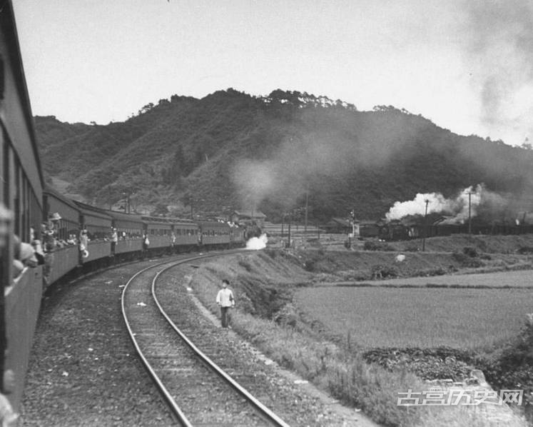 在广岛和福山之间的山区转弯处，火车上挤满了试图回家的复原士兵、平民，甚至还有前被俘盟军士兵，前路如何，他们都不知道。