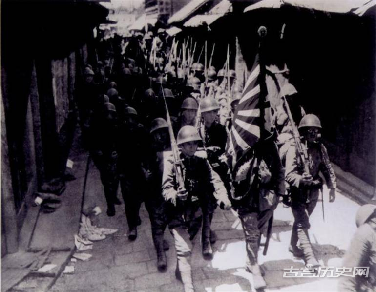 徐州会战，是1938年1月至5月，中国第五战区部队与日军华北方面军、华中派遣军各一部，在以江苏省徐州为中心的津浦（天津至浦口），陇海（宝鸡至连云港）铁路地区进行的大规模的防御战役。其中，三四月间的台儿庄大战最为著名，因围歼日军一万余人，史称之为台儿庄战役。