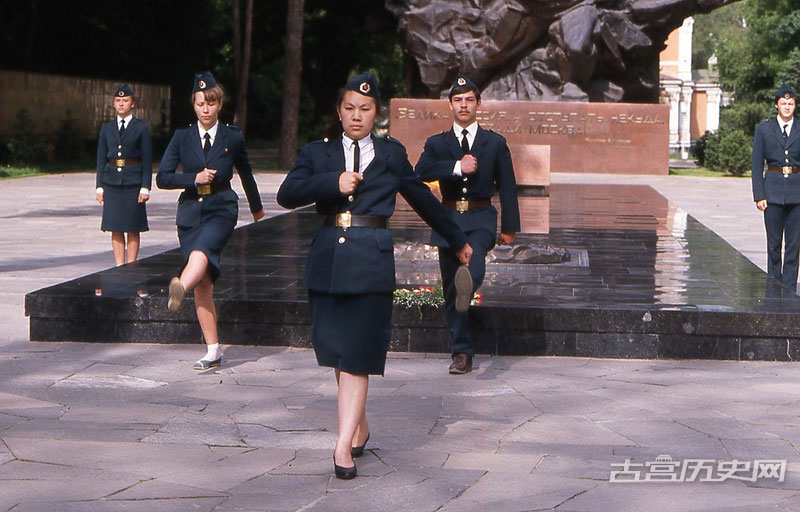 1989年的阿拉木图，守卫纪念碑的女兵。