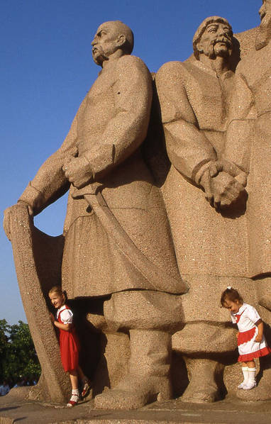 1989年的基辅，女孩们在雕塑下玩耍。