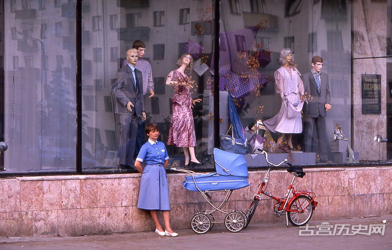 1989年的科斯特罗马，商店橱窗前的姑娘。