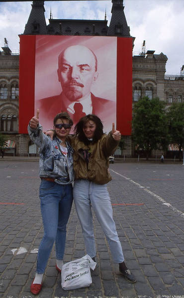 1989年的莫斯科，两名女子在列宁的大幅画像前合影。