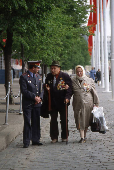1989年的莫斯科红场，一名警察与两位革命前辈交谈。