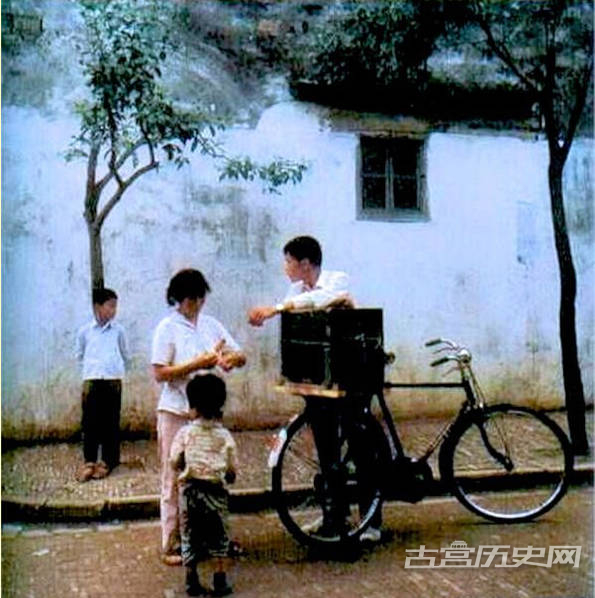 本组图将向您展示1982年中国儿童的生活状态。