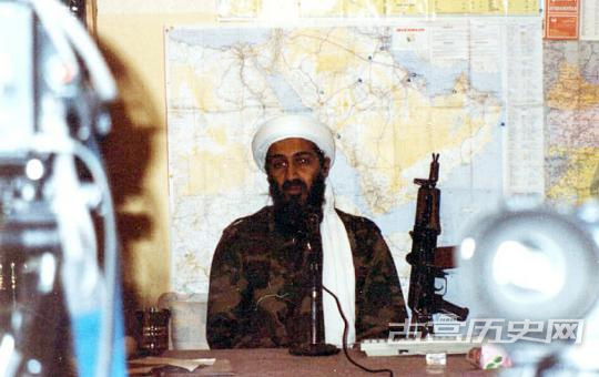 2011年5月2日，美国总统奥巴马发表声明称，曾一手策划“911”恐怖袭击事件的恐怖主义头目、“基地组织”领导人奥萨马·本·拉登在巴基斯坦阿伯塔巴德的一处豪宅里被美国海豹突击队击毙。如今，距离拉登被击毙已经过去了5年的时间，一组拉登藏身于阿富汗托拉—博拉山区居所时期的罕见照片曝光。