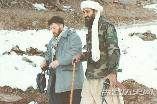 本·拉丹和阿布·穆萨卜·扎卡维，后者被怀疑是基地组织成员和作家。