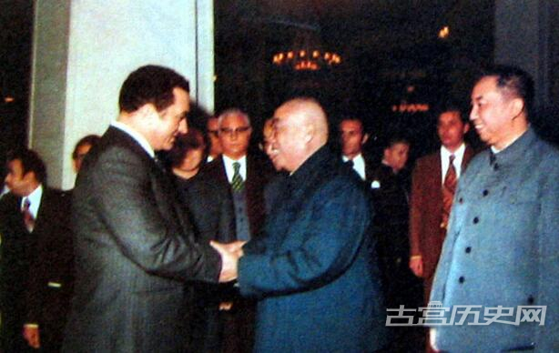 1976年4月19日，华国锋陪同朱德会见埃及副总统穆巴拉克一行。