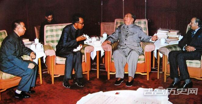 1976年5月27日华国锋陪同毛泽东会见巴基斯坦总理布托等人。
