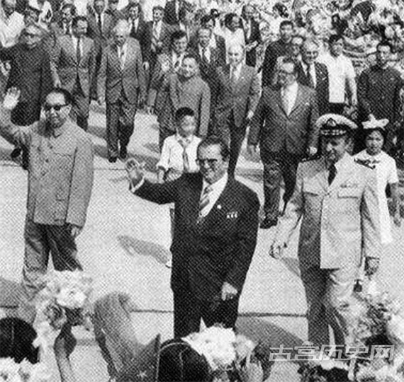 1977年8月30日，南斯拉夫总统铁托访华，华国锋等中共领导人亲往机场迎接。