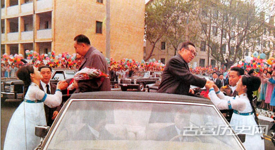 1978年合作方访问朝鲜，与金日成接受民众欢迎。