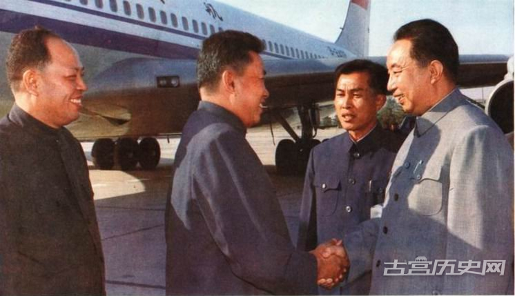 1978年9月28日，红色高棉领导人波尔布特、英沙里乘专机抵达北京，华国锋到机场迎接。