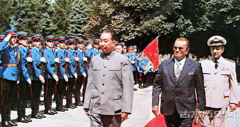 1978年8月21日，华国锋在南斯拉夫，由铁托总统陪同检阅三军仪仗队。