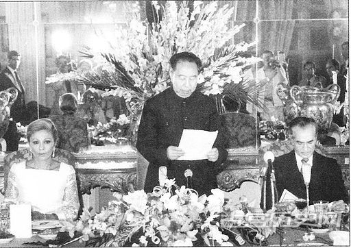 1978年8月，伊朗国王巴列维与来访的华国锋进行会谈。