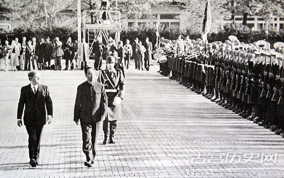 1979年10月，华国锋访问德国期间在总理密特朗的陪同下检阅仪仗队。