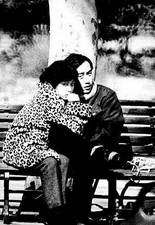 经历了十年动乱，耽误了青春的人们，在属于中国的春天里开始了对爱情的追求。