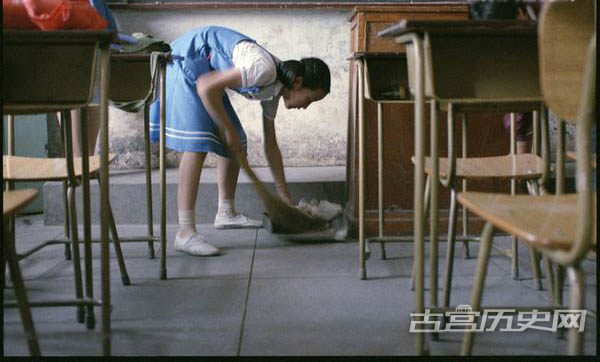 清纯、活泼、热情洋溢，这是一组描述中国八十年代中学生的生活状态的老照片。图为1986年4月，北京171中学教室。