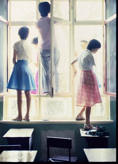 1985年9月，北京171中学教室，学生们正在进行名为“大扫除”教室保洁“功课”。