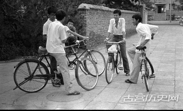 1985年8月，北京171中学校门口，暑假中的学生们相约在校门口见面。