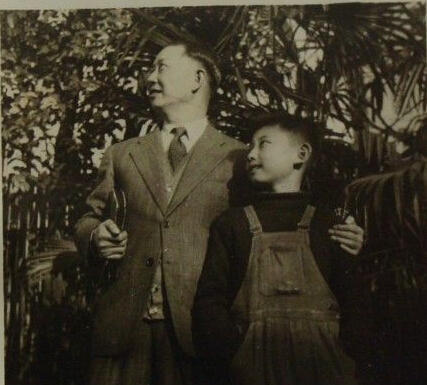 幼年梅葆玖与父亲梅兰芳。