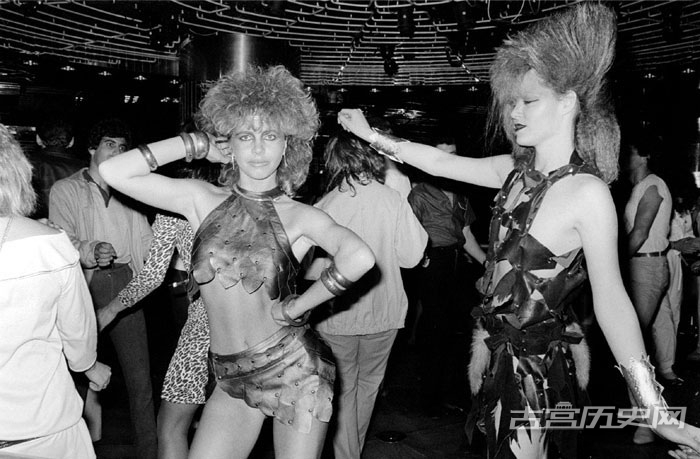 1981年的墨尔本，在舞厅跳舞的女青年们。
