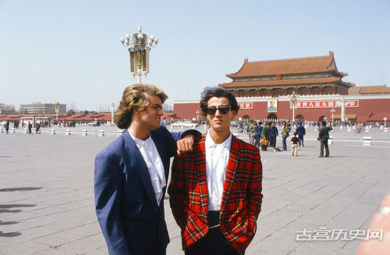 在北京的几天，威猛看了天安门，爬了长城，还逛了街。图为1985年4月，威猛乐队的两位主要成员乔治·迈克尔和安德鲁·维治利在北京天安门广场留影。