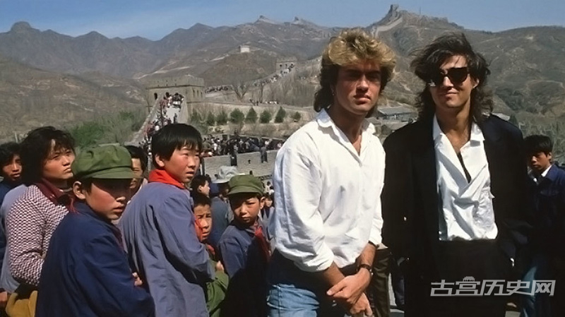 1985年4月，威猛游览长城，引起中国小学生们的关注。
