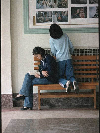 1985年9月，两个女中学生在北京东城区第五俱乐部。