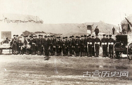 1894年，营口，为保护欧美人员的美英军舰的官兵。