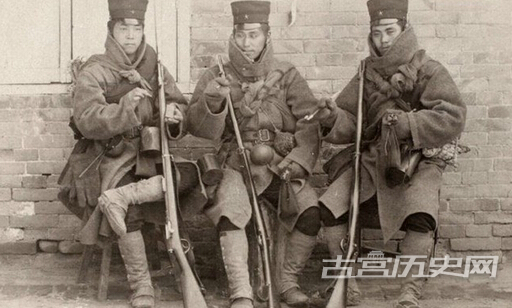 1895年，营口，三个日本兵。