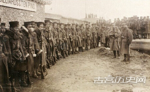 1895年，牛庄，日军在俱乐部外集合。