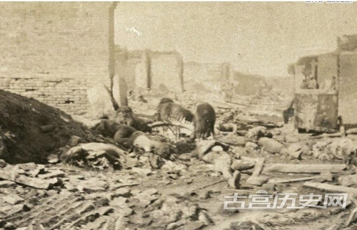 1895年，田庄台，战火破坏的遗迹和遗体。