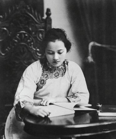宋庆龄在1918年，也被公认为是她一生中最美的一个镜头。宋氏一门三姐妹，皆是王佐之才。