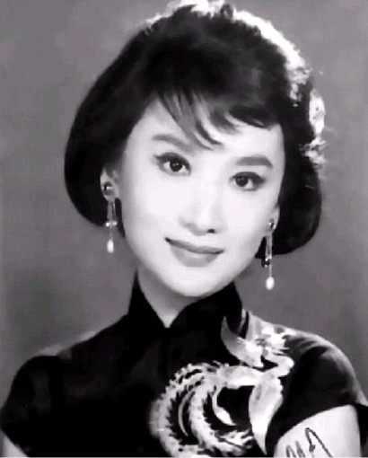 夏梦，苏州人，原名杨濛。1947年移居香港。金庸说：“西施怎样美丽，谁也没见过，我想她应该像夏梦才名不虚传。”她还是2届金像奖得主。作为一个演员，她无疑是成功的。