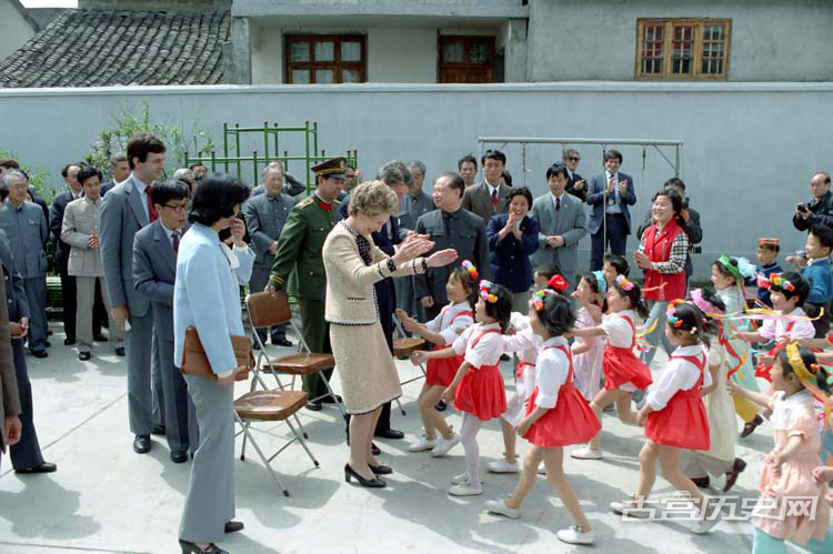 1984年5月1日，里根夫妇在上海参观彩虹桥的一处托儿所。