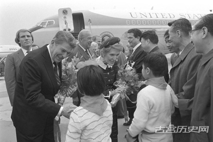 1984年4月26日至5月1日，时任美国总统里根与夫人南希出访中国，先后在北京、西安、上海等地参观，里根夫妇在此次访华过程中还遭遇过“厕所风波”等等。图为1984年4月26日，南希与里根抵达北京，中方在机场举行欢迎仪式。