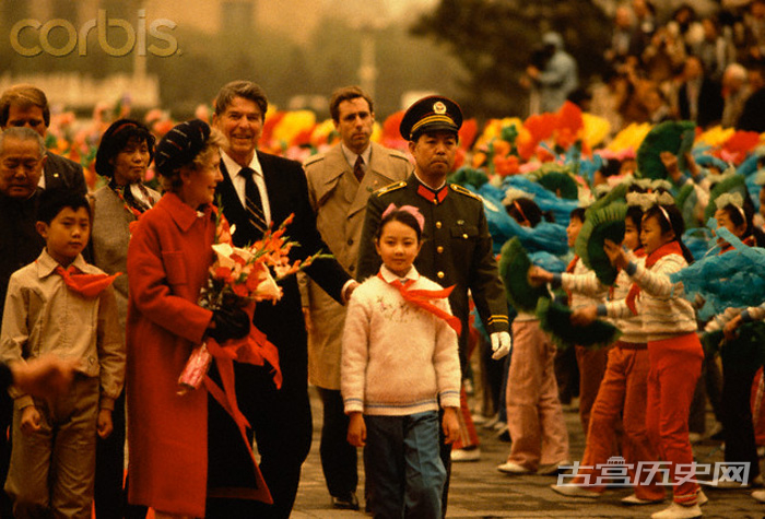 1984年4月26日，中方在天安门广场举行仪式欢迎南希及里根一行。