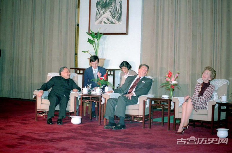 1984年4月28日，邓小平在人民大会堂会见里根与南希。