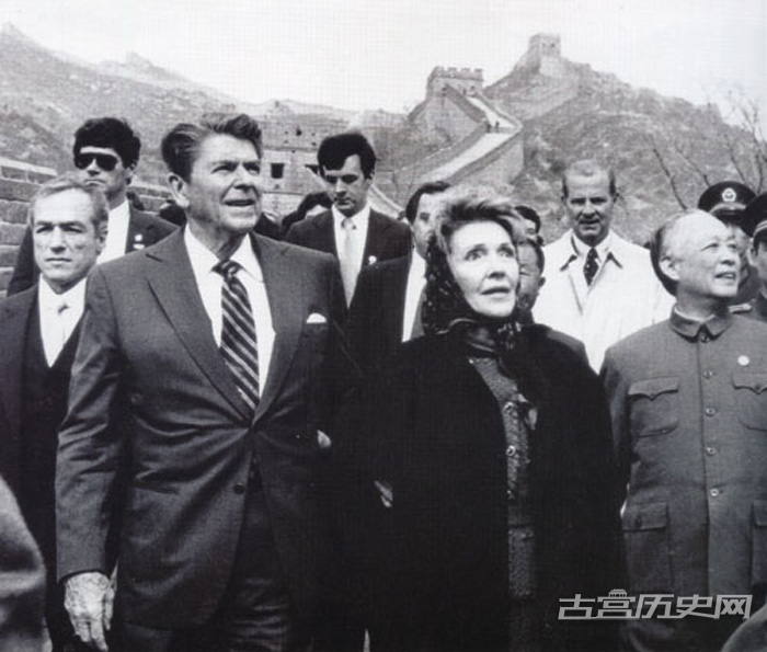 1984年4月28日，南希与里根登上八达岭长城，被长城的宏伟气势所震撼。