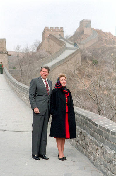 1984年4月28日，南希与里根参观八达岭长城。