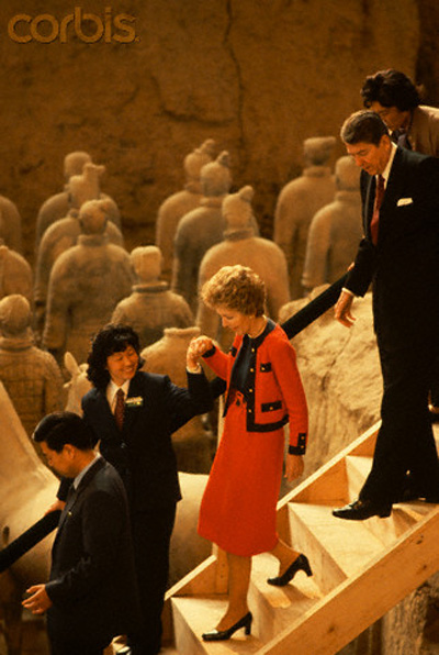 1984年4月29日，陪同里根来访的南希参观西安临潼秦始皇陵兵马俑。