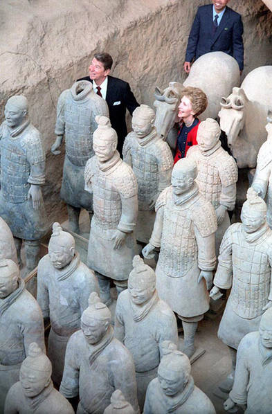 1984年4月29日，南希与里根参观秦始皇兵马俑。