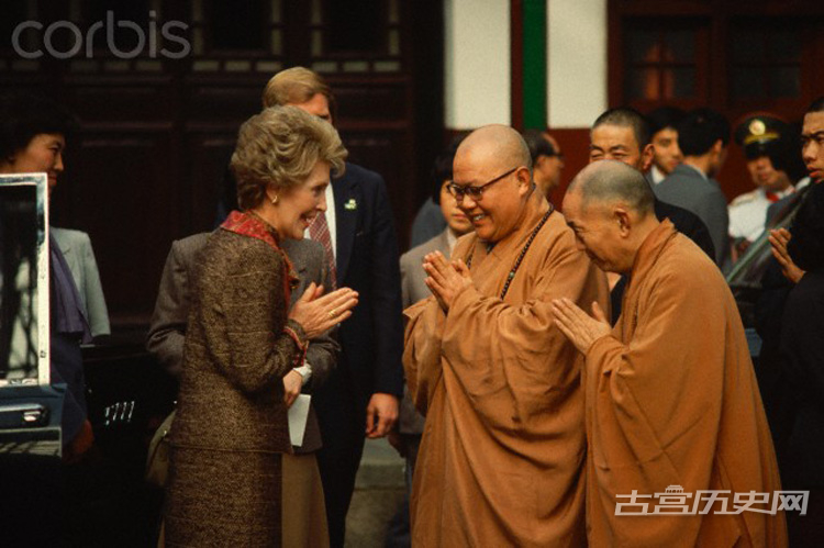 1984年4月30日，随总统里根访华的美国第一夫人南希访问上海时到玉佛寺拜佛上香。