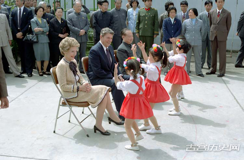 1984年5月1日，里根夫妇在上海参观彩虹桥的一处托儿所并观看小朋友的歌舞表演。